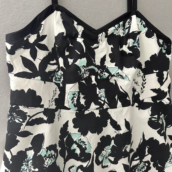 Torrid Floral Peplum Structured Tank Top Black White Lined Blouse Sz 1 / XL - Picture 3 of 12